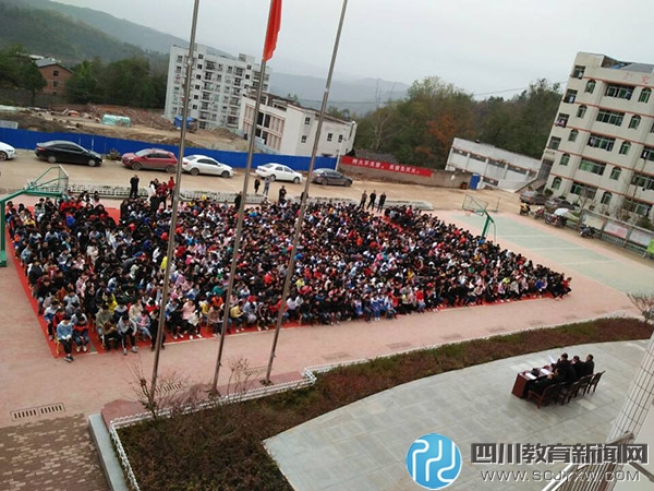 平昌县镇龙中学:积极开展宪法日活动