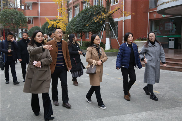 郫都区教育局机关党委书记邓永秀一行到延秀小学参观