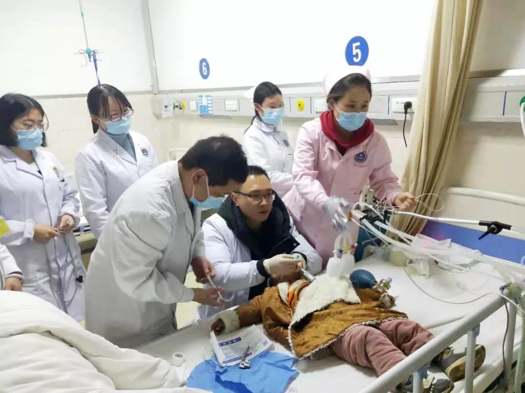 他望向路边的指示牌,发现这段艰难的抢救路才走完一半,患儿病情不容许