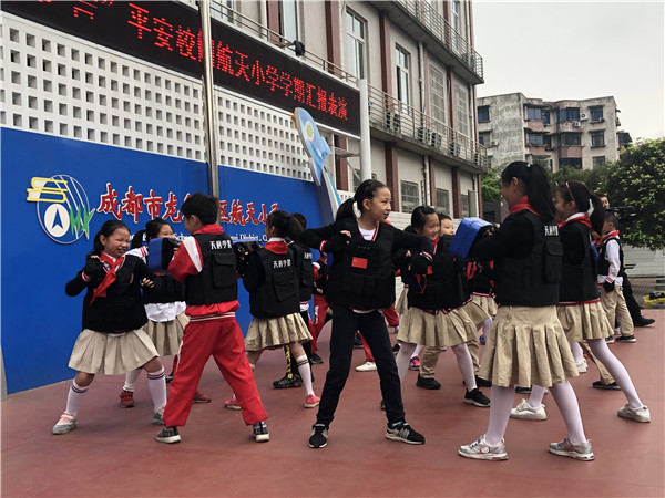 平安成都天府少警航天小学举行平安校园学期汇报表演