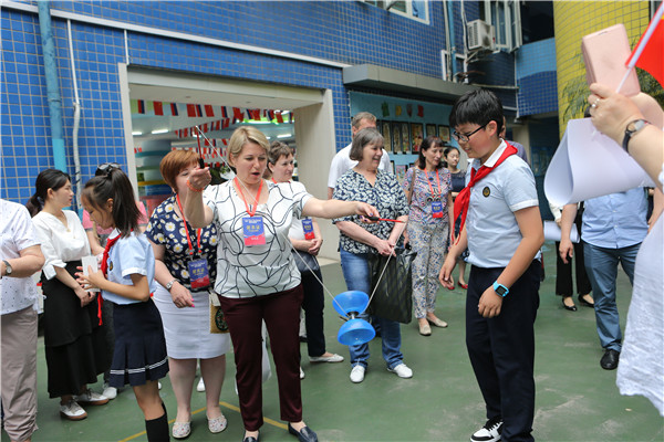 俄罗斯海洋全俄儿童中心代表团到访成都市泡桐树小学