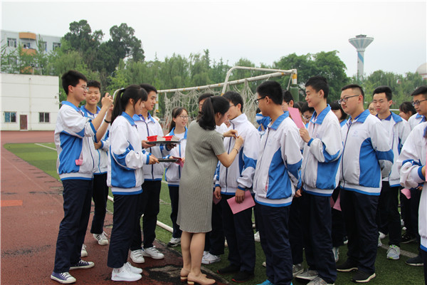 彭州中学举行高三学子成人仪式