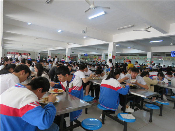 中江县城北中学实行校领导陪餐制 努力打造"阳光校餐"