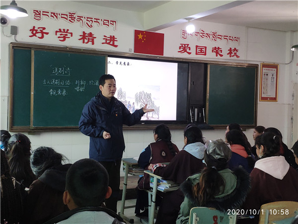 新闻 正文10月1日,在这个举国同庆的日子,何锋老师给马尼干戈的同学