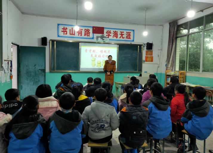 达川区石桥镇香隆中心学校开展"学守则,懂规范,养成好习惯"系列教育