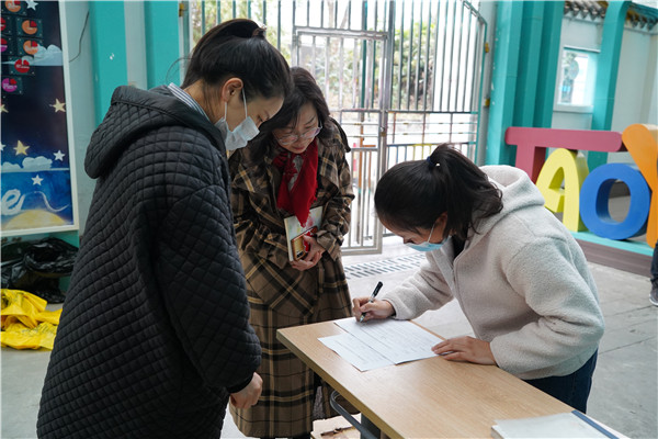 学校工作区教育局办公室工作人员冉香君和刘子桢老师分别针对组织管理