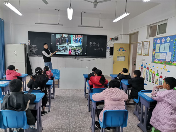 屏山县特殊教育学校的同学们从身边小事做起人人争做小雷锋