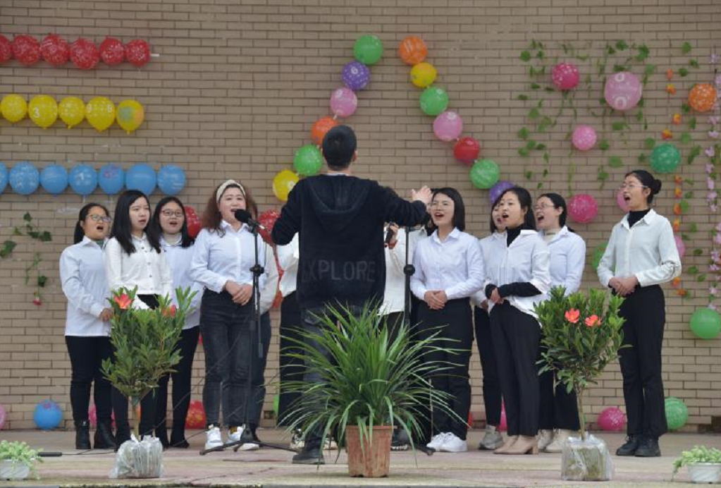 展示学校女教师的风采,为中国共产党成立100周年献礼,3月8日,宣汉县