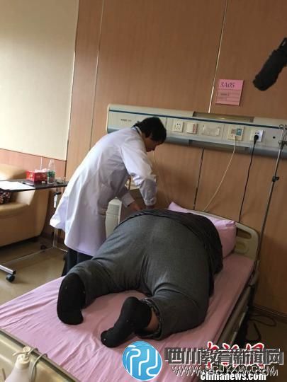 14岁少年整天窝在家打电动体重逾300斤 不远万里赴南京求瘦身