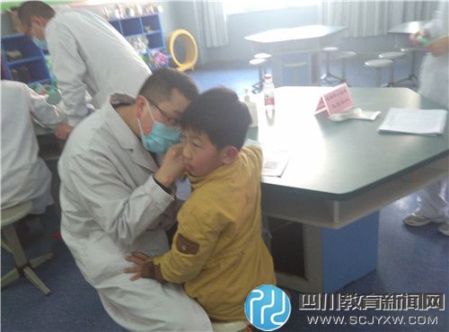  爱耳日 天涯石小学为学生免费义诊服务