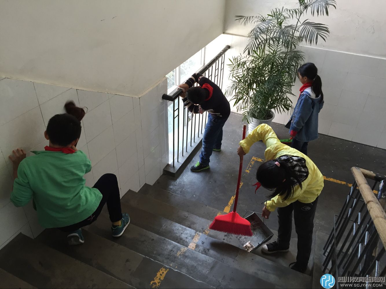 走出校园清扫街道 白果林小学学生争做 “小雷锋”
