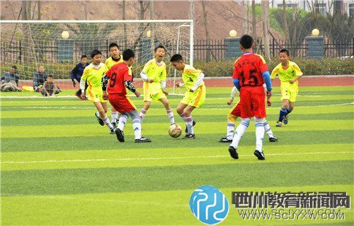 区三小: 在巴州区首届小学生足球比赛中荣获季军
