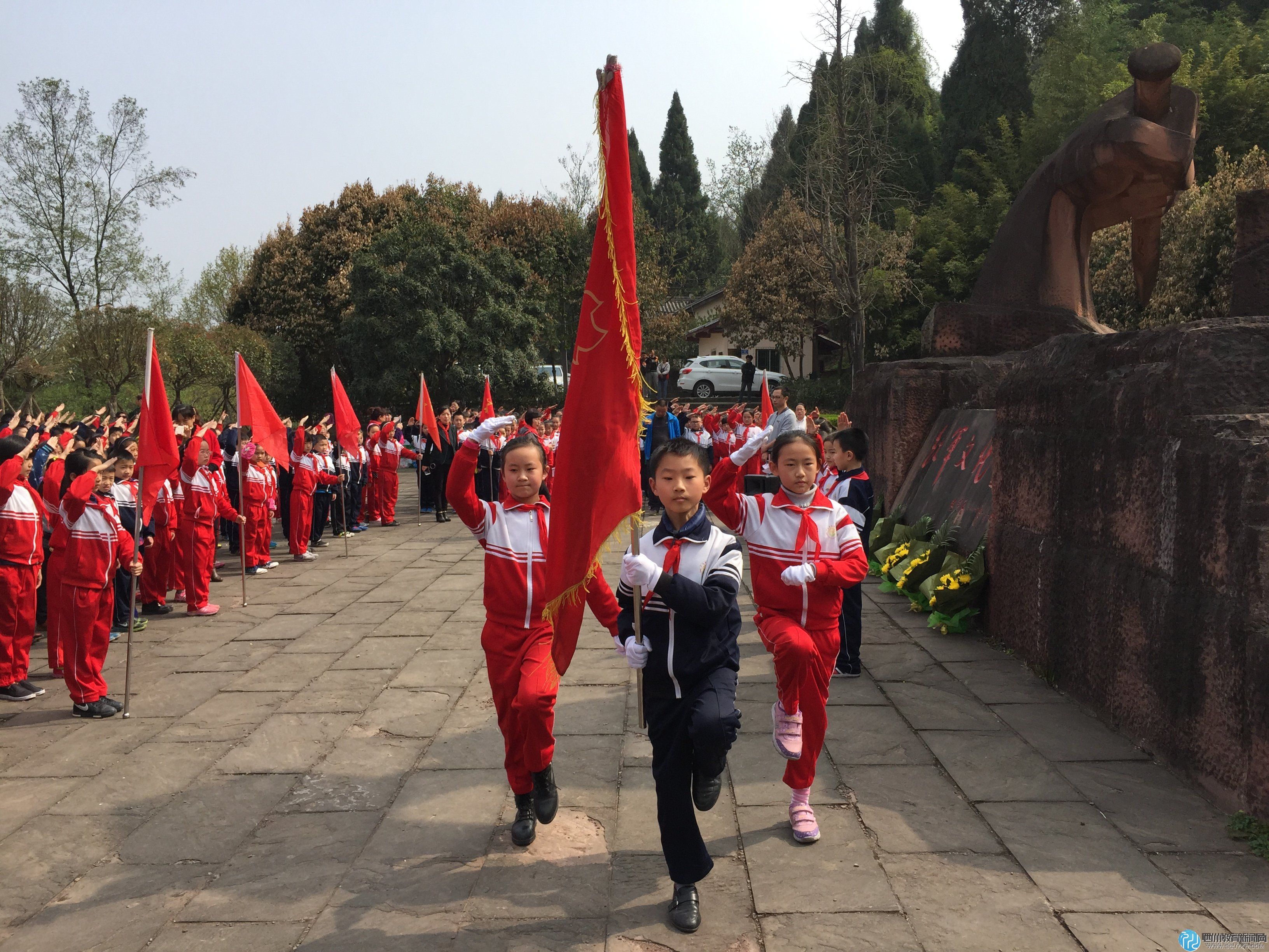 广元北街小学师生赴南山红军文化园祭奠英烈