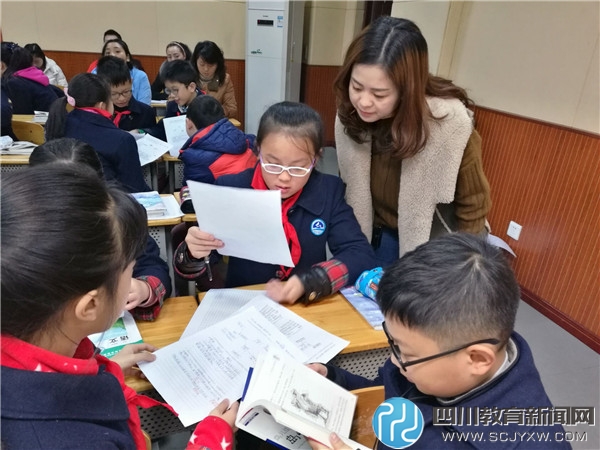 羅德瑛校長帶領著一行人參觀了校園,黃晶晶老師帶領著老師們參觀了