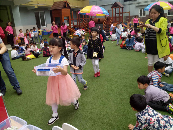 新桥幼开展“大手牵小手 爱心在行动”义卖活动