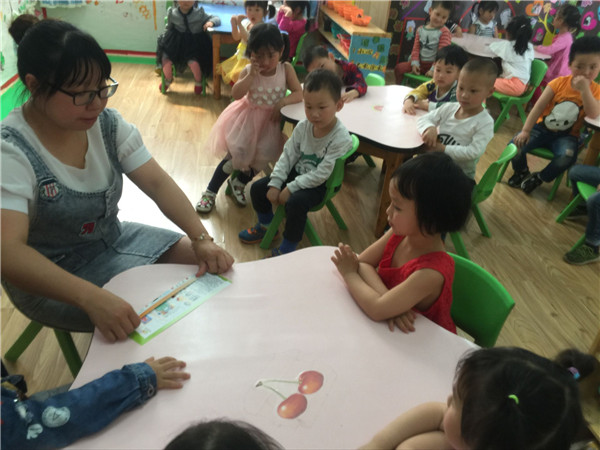 煎茶幼儿园小二班开展手工折纸活动