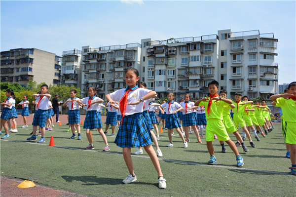 灵龙小学举行“两操比赛”活动