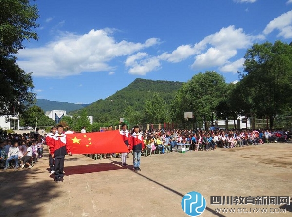 通江县泥溪小学:隆重举行2017秋期开学典礼暨第33个教师节庆祝大会