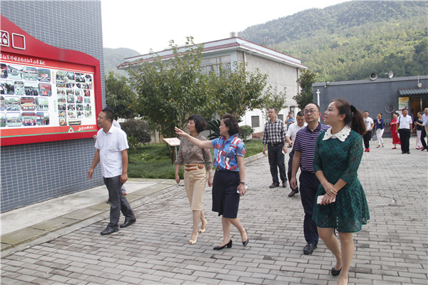 金牛区政协领导到邛崃市高何镇中心小学视察