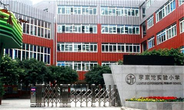 成都一小学90后保安离职 留信鼓励学生好好读书