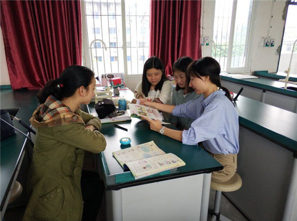  三岔小学英语组开展期中集体备课研讨活动