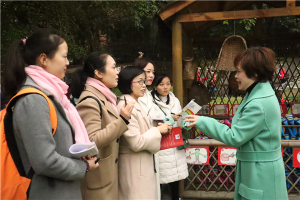 成都大学刘先强院长带领幼教同行到十七幼观摩学习