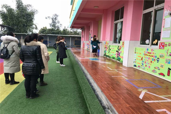 近日,江安縣水清鎮中心幼兒園開展全園環境創設比拼活動.