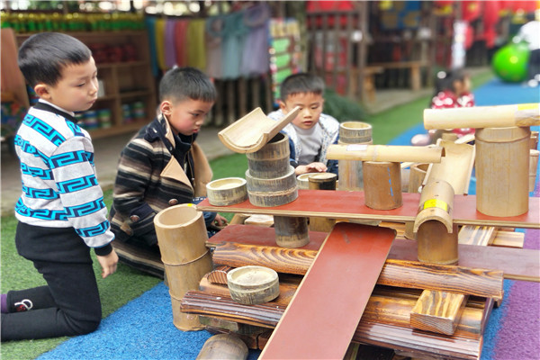 夕佳山镇中心幼儿园开展区域活动
