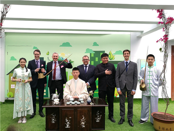 财贸职高茶艺社亮相中美英同课异构教学研讨现场