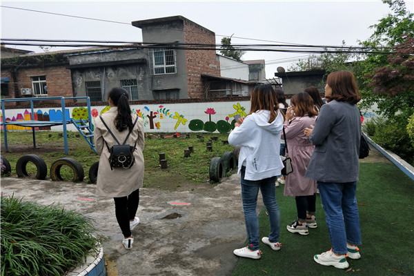 近日,江安縣鐵清幼兒園教師團隊在蔡小琴園長的帶領下到水清鎮中心