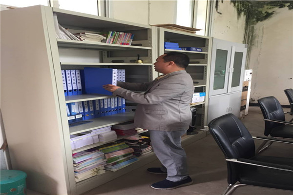 龙溪乡人民村小学校接受县领导安全工作督查