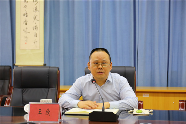 青白江区委常委宣传部长王欣到大弯小学调研工作
