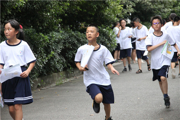 彭州中学实验学校举行2019级新生校园定向越野赛