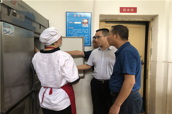  阳春镇政府率队检查长江学校食堂食品安全工作