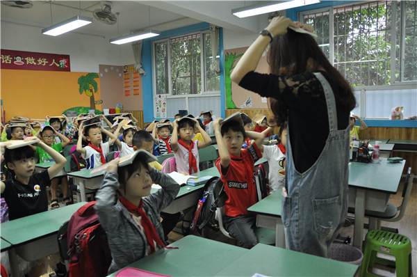 成都市东城根街小学b区进行地震安全应急疏散演练