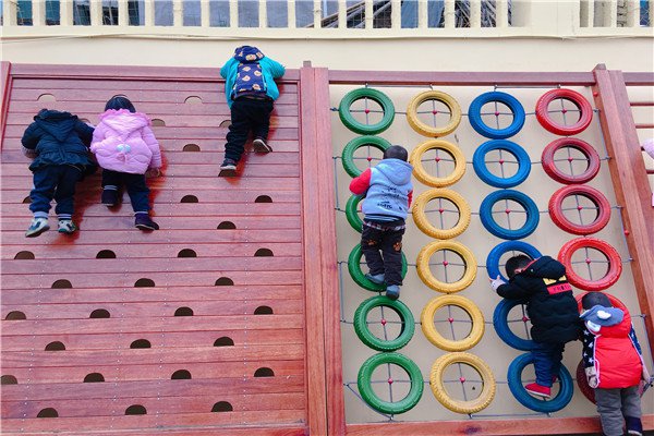 夕佳山中心幼兒園開展戶外攀爬活動