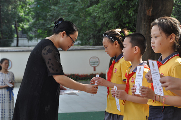 东城根街小学举行第十周升旗仪式为暑假生活做准备