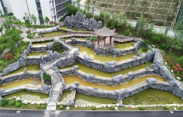 贫困县“豪华”校园引质疑：花200余万造假山瀑布水景