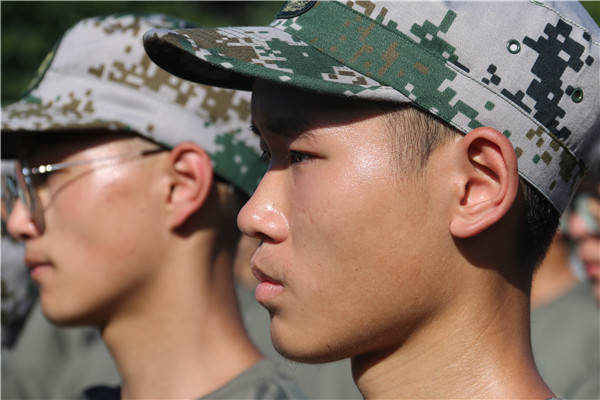 中和中学军训第二天:学做军中好儿女,汗流浃背不后退