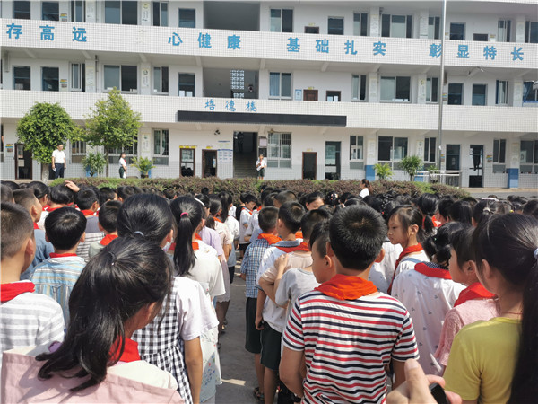 9月1日,江安縣下長鎮中心小學校的全體師生齊聚操場,舉行2020年秋季新