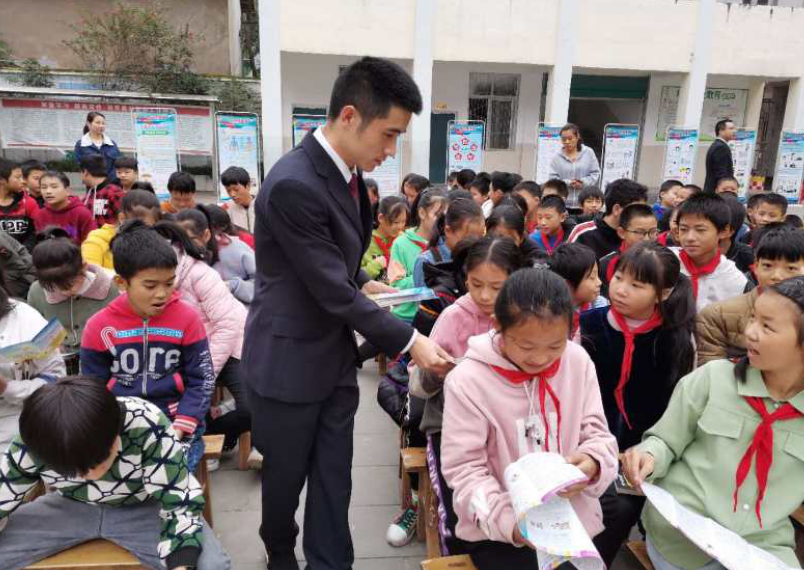 宕渠春雨法治巡講走進渠縣臨巴鎮第五學校