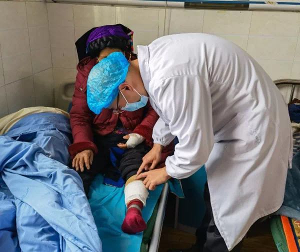 “二医院老师”开展微创手术 解除藏族老阿妈多年心病