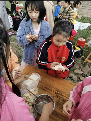 春暖花开 踏春郊游一一南城小学开展春游活动 四川教育新闻网手机版