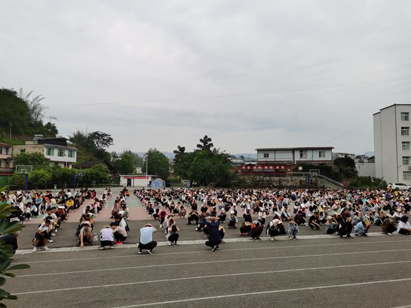 5月12日,珙縣孝兒鎮中學校開展了地震應急疏散演練活動.