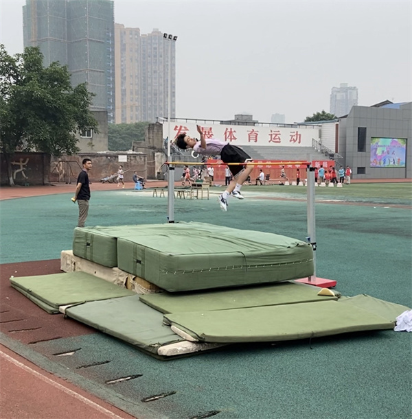 開幕式上,江安縣幼兒園,江安縣東城小學和四川師範大學附屬外國語實驗