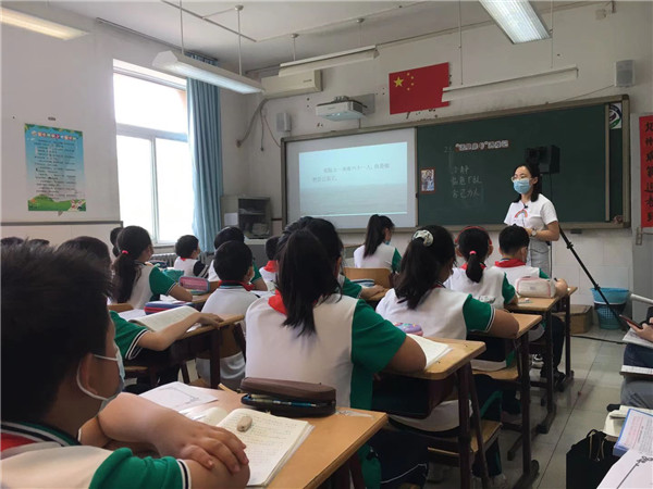 垂杨柳中心小学钟亚利校长,垂杨柳中心小学劲松分校马守凤校长手中