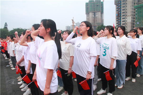 青春向党奋斗报国江安中学举行高2018级高考出征壮行仪式