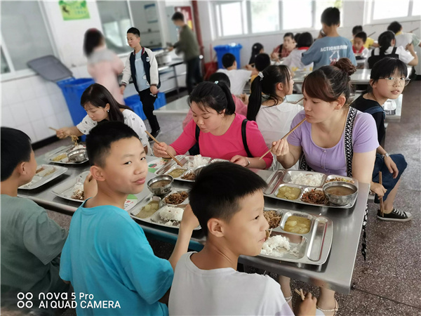 方水中心学校:家长进校陪午餐 留守儿童笑得欢