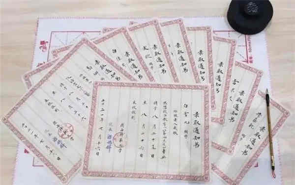 实名羡慕！高二学生为新生手写录取通知书