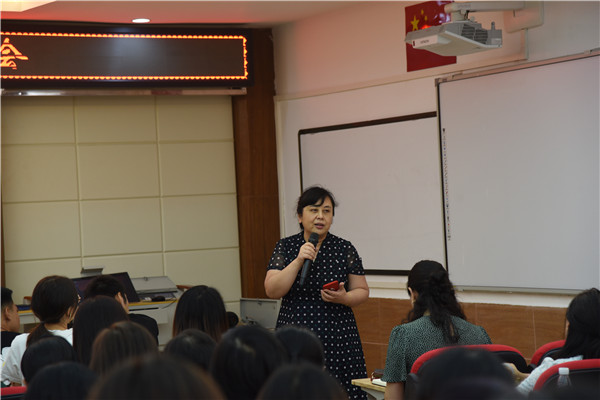 胜西小学校长图片